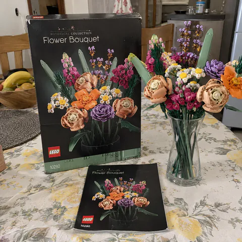 Foto do produto LEGO Botanical Collection Buquê de Flores 10280 disponível para troca no Unitrocas