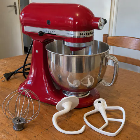 Foto do produto Batedeira KitchenAid Artisan vermelha disponível para troca no Unitrocas