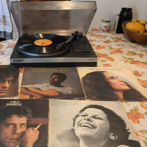 Foto do produto Toca-discos Gradiente TT-AT com cinco LPs disponível para troca no Unitrocas