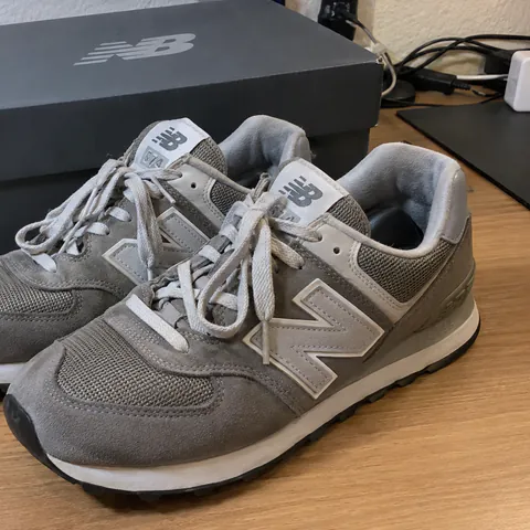 Foto do produto Tênis New Balance 574 cinza, tamanho 38 disponível para troca no Unitrocas