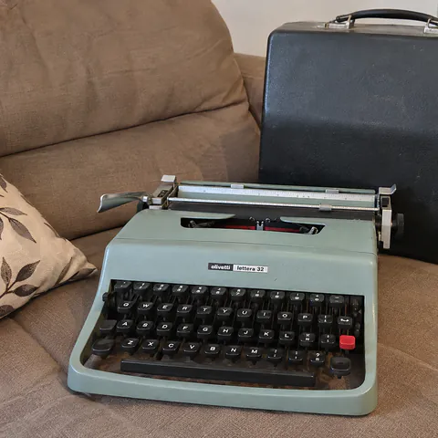 Foto do produto Máquina de escrever Olivetti Lettera 32 disponível para troca no Unitrocas