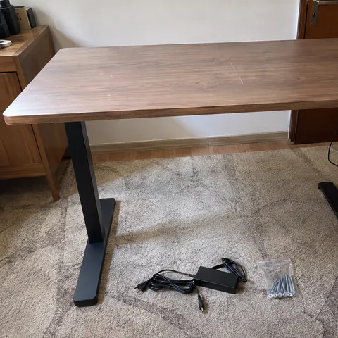 Foto do produto Mesa de trabalho com ajuste elétrico de altura disponível para troca no Unitrocas