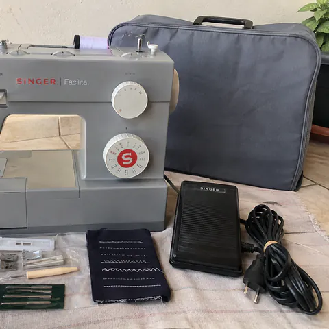 Foto do produto Máquina de costura Singer Facilita 4423 disponível para troca no Unitrocas