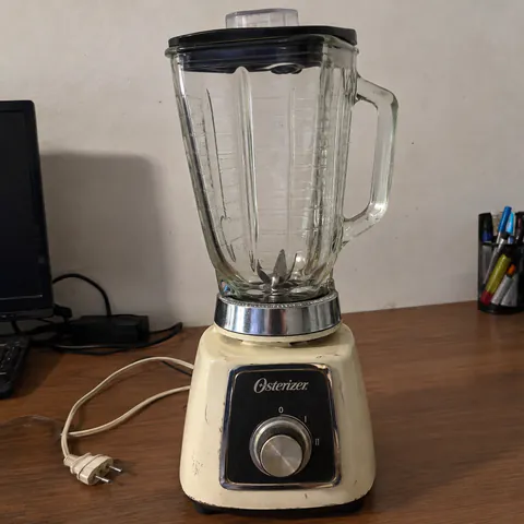 Foto do produto Liquidificador Osterizer com copo de vidro disponível para troca no Unitrocas