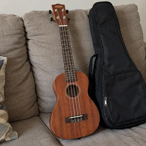 Foto do produto Ukulele Kala KA-C concert com capa disponível para troca no Unitrocas
