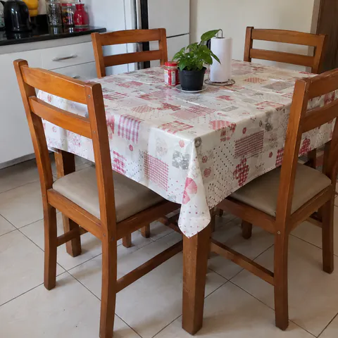 Foto do produto Mesa de jantar com quatro cadeiras disponível para troca no Unitrocas
