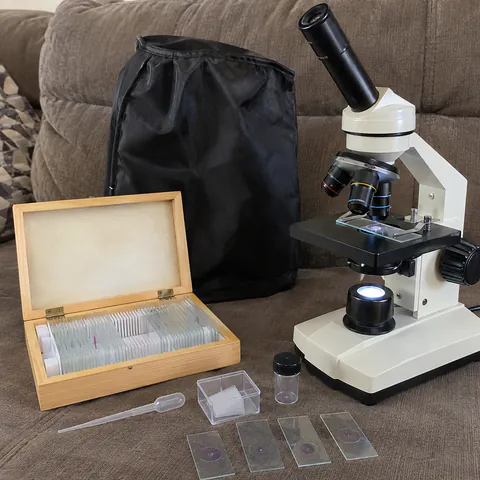Foto do produto Microscópio óptico monocular com lâminas disponível para troca no Unitrocas