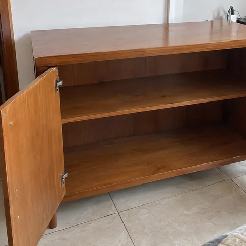 Foto do produto Buffet de madeira com duas portas disponível para troca no Unitrocas