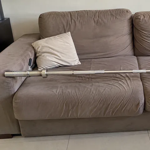 Foto do produto Barra olímpica de 20 kg com presilhas disponível para troca no Unitrocas