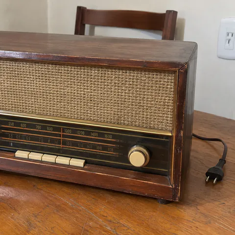 Foto do produto Rádio valvulado de mesa dos anos 1960 disponível para troca no Unitrocas