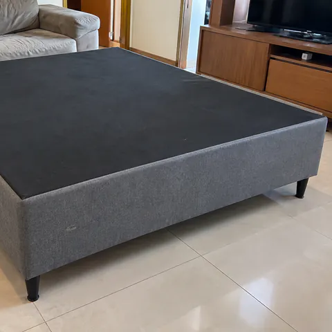 Foto do produto Base de cama box queen com pés disponível para troca no Unitrocas