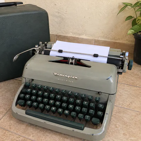 Foto do produto Máquina de escrever Remington Quiet-Riter disponível para troca no Unitrocas