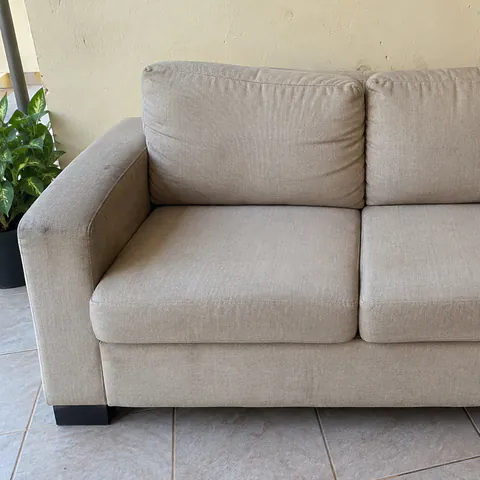 Foto do produto Sofá de dois lugares em tecido bege disponível para troca no Unitrocas