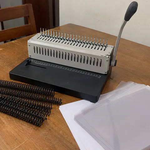 Foto do produto Encadernadora espiral com perfurador manual disponível para troca no Unitrocas