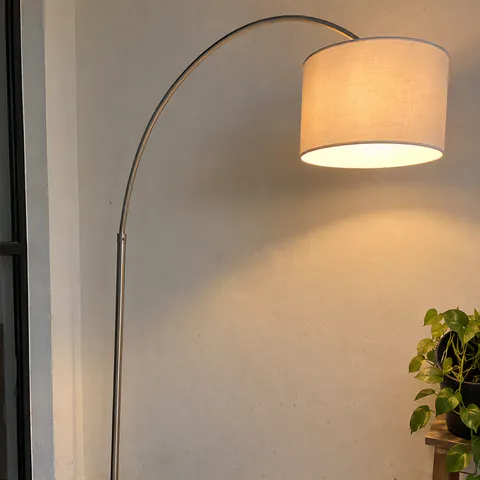 Foto do produto Luminária de piso em arco com base pesada disponível para troca no Unitrocas