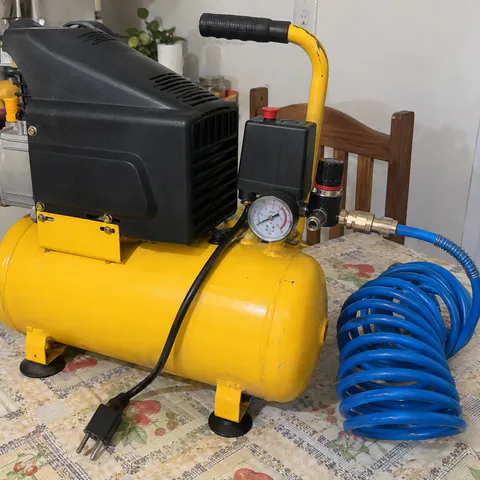 Foto do produto Compressor de ar de 24 litros com mangueira disponível para troca no Unitrocas