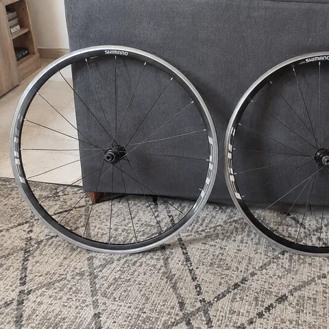 Foto do produto Par de rodas Shimano WH-R501 para speed disponível para troca no Unitrocas