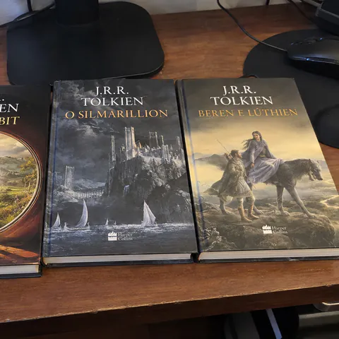 Foto do produto O Hobbit, O Silmarillion e Beren e Lúthien disponível para troca no Unitrocas