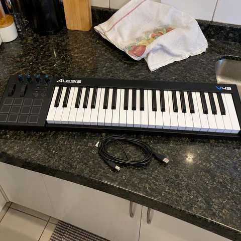 Foto do produto Controlador MIDI Alesis V49 disponível para troca no Unitrocas