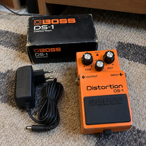 Foto do produto Pedal Boss DS-1 com fonte disponível para troca no Unitrocas