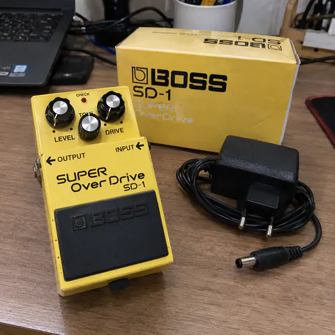 Foto do produto Pedal Boss SD-1 Super OverDrive com fonte disponível para troca no Unitrocas