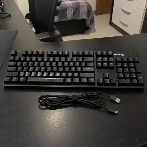Foto do produto Teclado HyperX Alloy Origins com switches vermelhos disponível para troca no Unitrocas