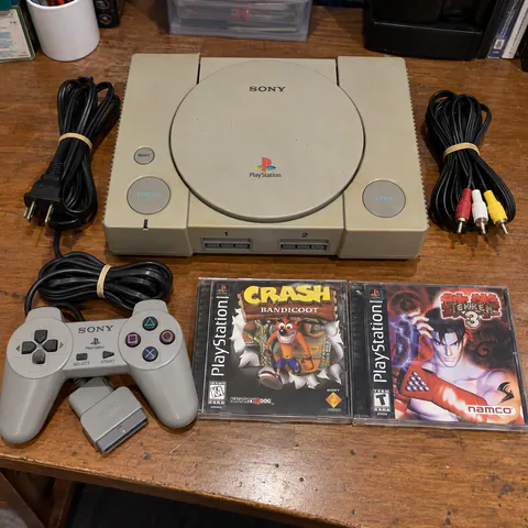 Foto do produto PlayStation SCPH-5501 com dois jogos disponível para troca no Unitrocas