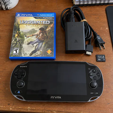 Foto do produto PS Vita PCH-1001 com Uncharted Golden Abyss disponível para troca no Unitrocas