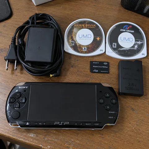 Foto do produto Sony PSP-3000 com dois UMDs disponível para troca no Unitrocas