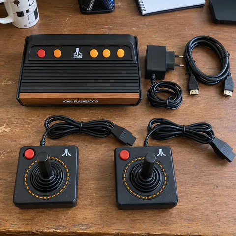 Foto do produto Atari Flashback 9 com dois controles disponível para troca no Unitrocas