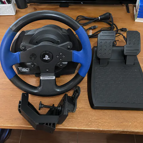 Foto do produto Volante Thrustmaster T150 com dois pedais disponível para troca no Unitrocas