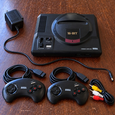 Foto do produto Mega Drive modelo 1 com dois controles disponível para troca no Unitrocas