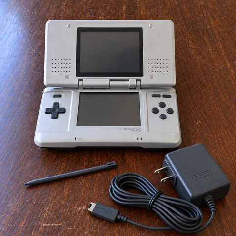 Foto do produto Nintendo DS Fat prata com carregador disponível para troca no Unitrocas